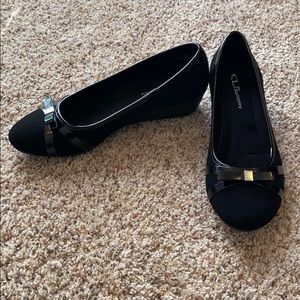 Black wedge shoes